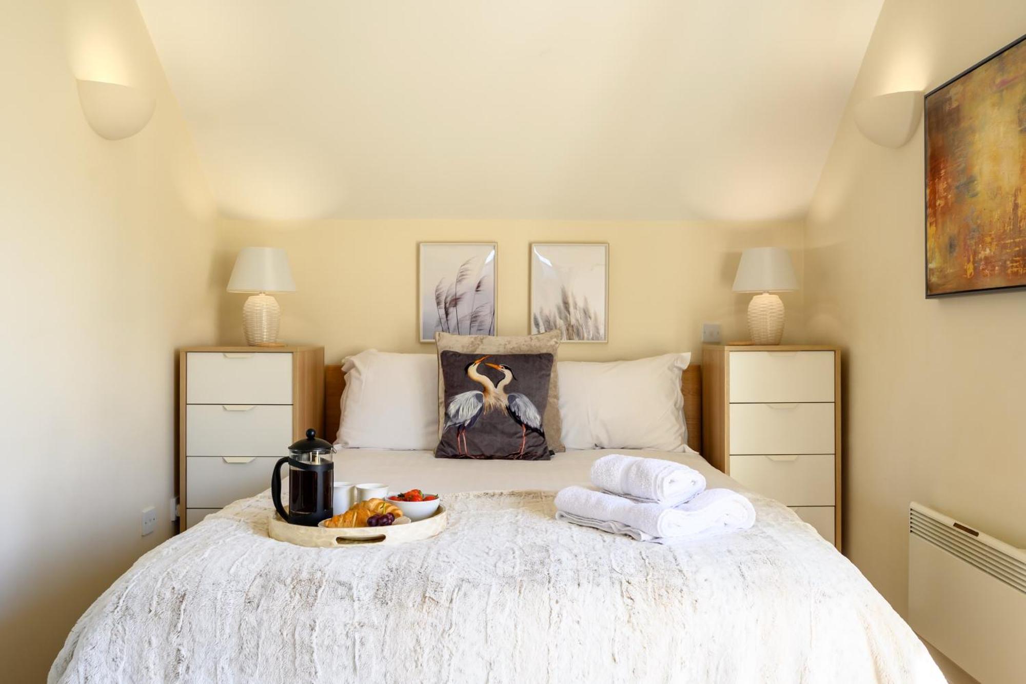 Cosy Cotswold Lodge By Your Home Here - Summer Sale For 3 Plus Nights - Ideal For Families With Log-Burner, Spa, Private Parking And Heated Swimming Pools Ashton Keynes Ngoại thất bức ảnh