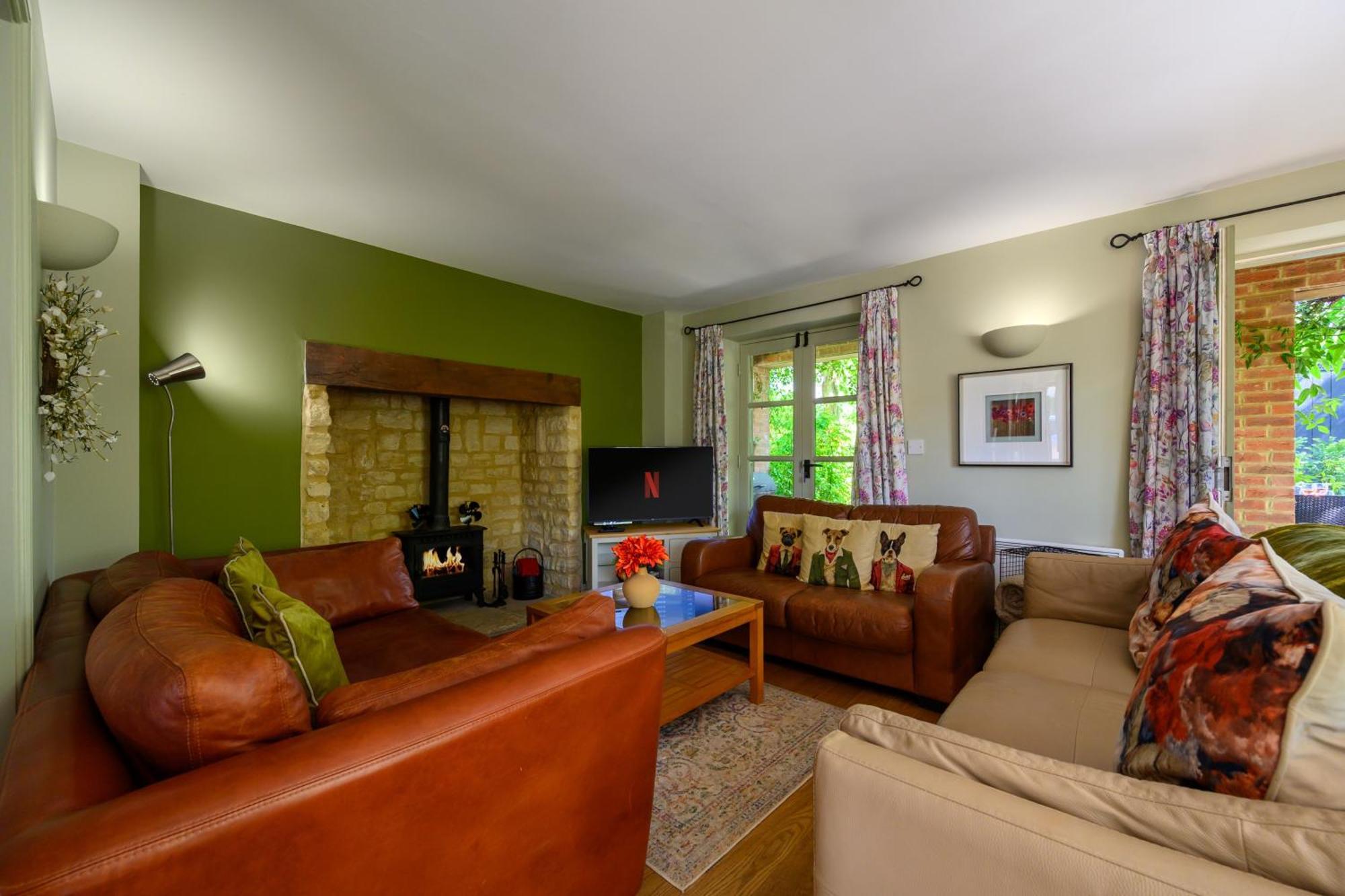 Cosy Cotswold Lodge By Your Home Here - Summer Sale For 3 Plus Nights - Ideal For Families With Log-Burner, Spa, Private Parking And Heated Swimming Pools Ashton Keynes Ngoại thất bức ảnh