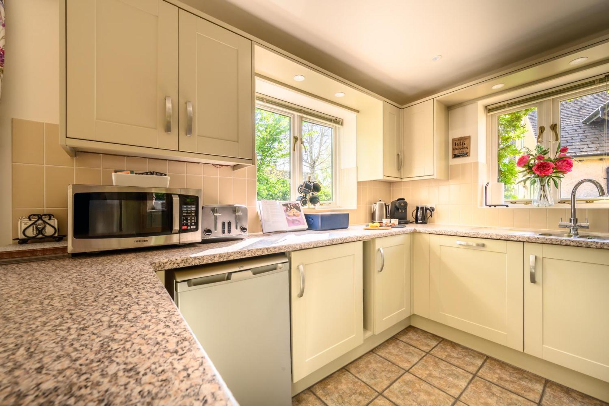 Cosy Cotswold Lodge By Your Home Here - Summer Sale For 3 Plus Nights - Ideal For Families With Log-Burner, Spa, Private Parking And Heated Swimming Pools Ashton Keynes Ngoại thất bức ảnh