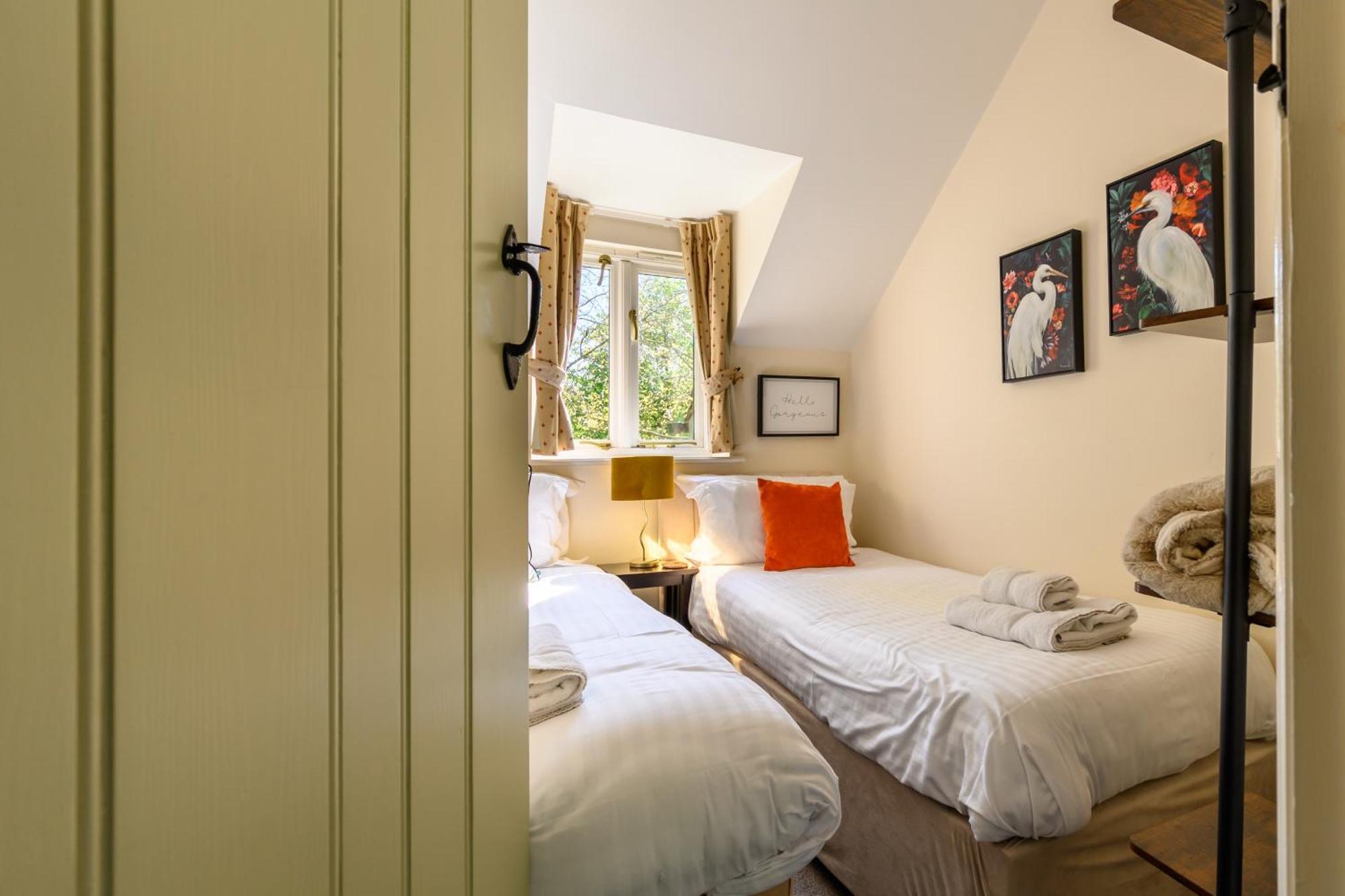 Cosy Cotswold Lodge By Your Home Here - Summer Sale For 3 Plus Nights - Ideal For Families With Log-Burner, Spa, Private Parking And Heated Swimming Pools Ashton Keynes Ngoại thất bức ảnh