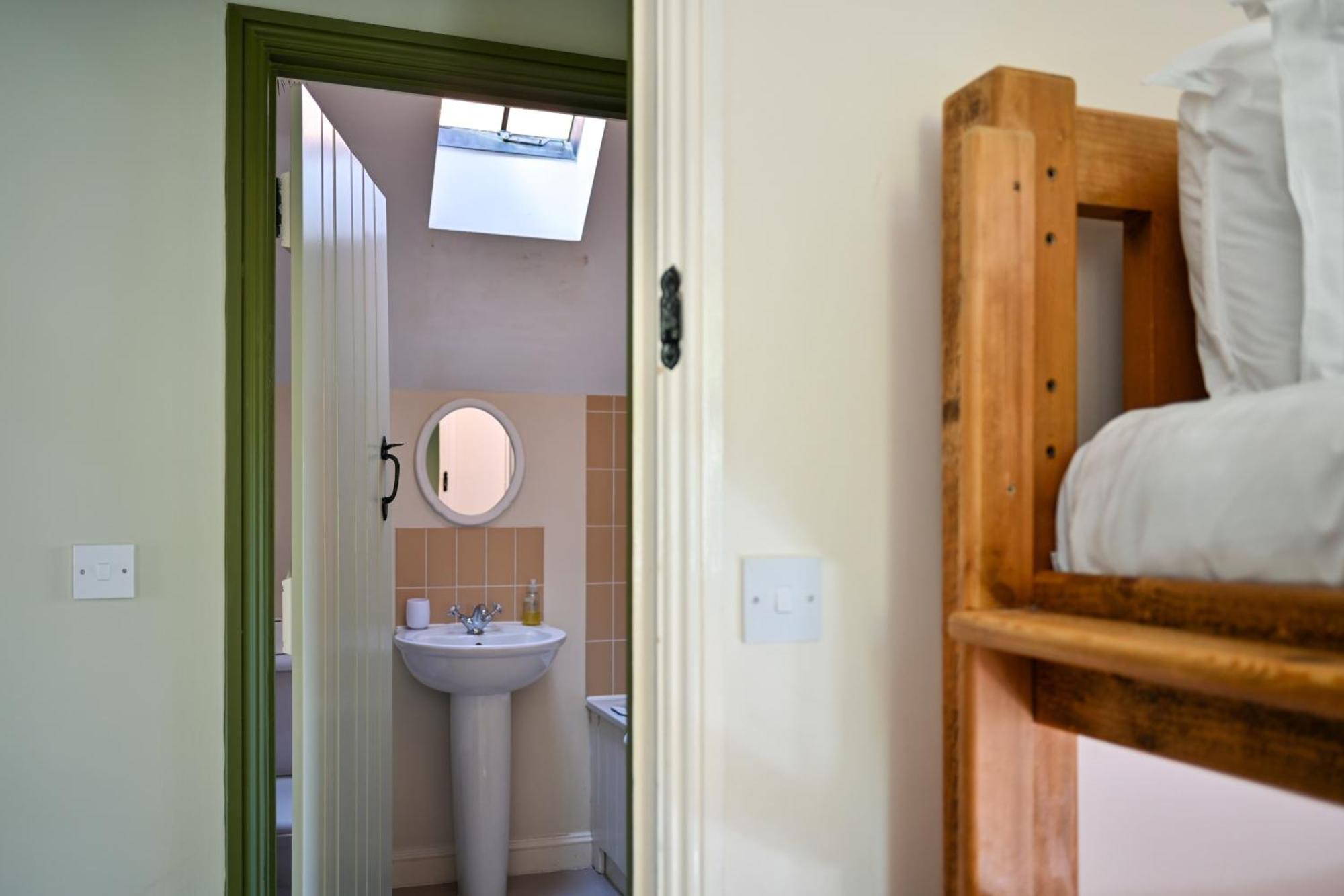 Cosy Cotswold Lodge By Your Home Here - Summer Sale For 3 Plus Nights - Ideal For Families With Log-Burner, Spa, Private Parking And Heated Swimming Pools Ashton Keynes Ngoại thất bức ảnh